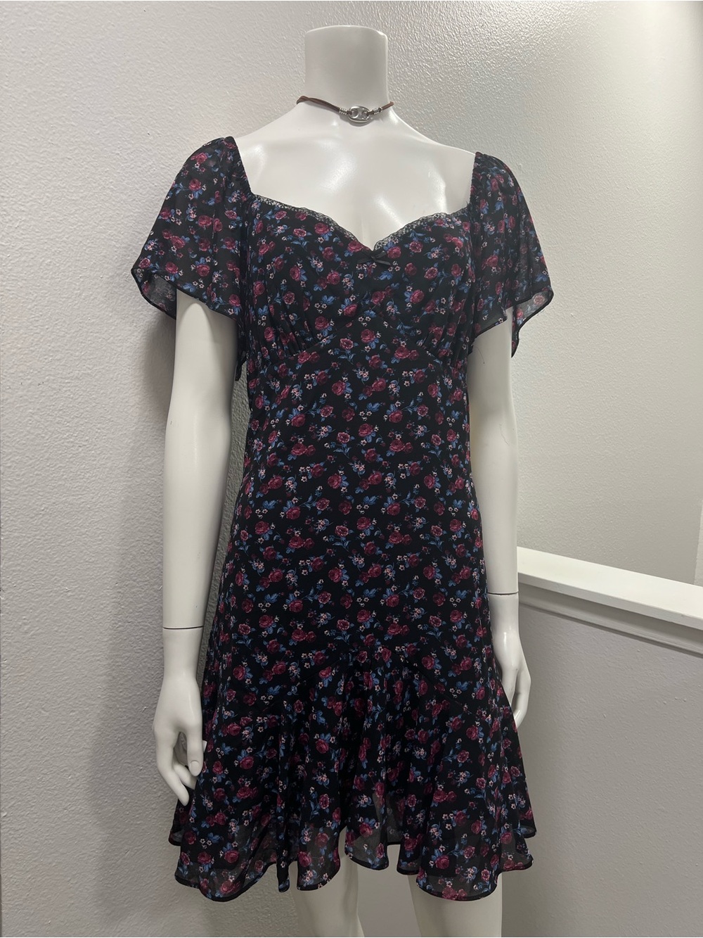 NWT - Rewind Black Floral Sweetheart Neck Flutter Sleeve floral Dress - Size XL